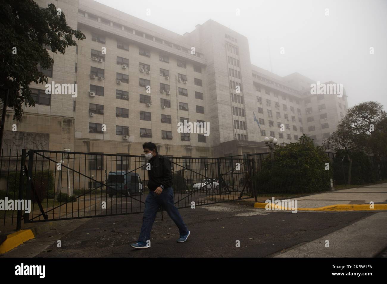 Una passeggiata pedonale di fronte al Tribunale federale situato a Comodoro Py Avenue a Buenos Aires, Argentina, il 21 luglio 2020. Il governo argentino guidato dal presidente Alberto Fernandez presenterà questa settimana un disegno di legge sulla riforma giudiziaria. (Foto di Matías Baglietto/NurPhoto) Foto Stock