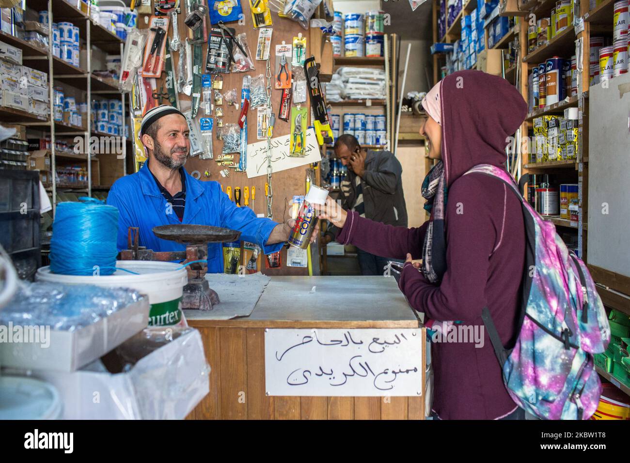 Oumema acquista una bomboletta spray presso un negozio di ferramenta locale a Sfax, Tunisia, il 2 novembre 2016. (Foto di Emeric Fohlen/NurPhoto) Foto Stock