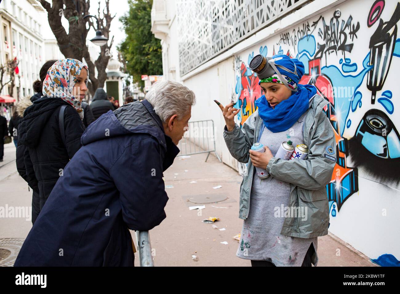 Oumema fa un graffito durante un festival hip hop a Tunisi, Tunisia, il 27 gennaio 2017. (Foto di Emeric Fohlen/NurPhoto) Foto Stock