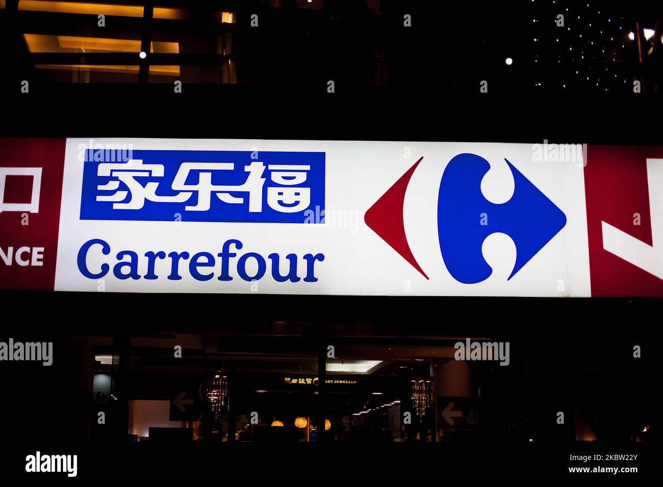 Un cartello illuminato dalla catena di supermercati Carrefour in una strada. Il 2 marzo 2012, a Shenzhen, Cina. (Foto Illustrazione di Emeric Fohlen/NurPhoto) Foto Stock