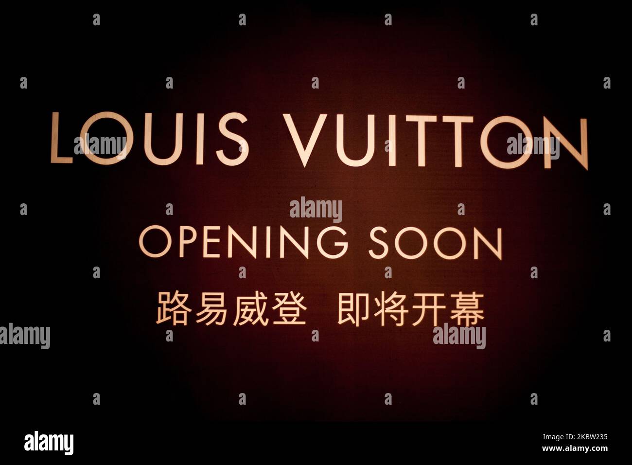 Un poster che annuncia l'imminente apertura di un negozio Louis Vuitton. Il 24 luglio 2011, a Chonqching, Cina. (Foto Illustrazione di Emeric Fohlen/NurPhoto) Foto Stock