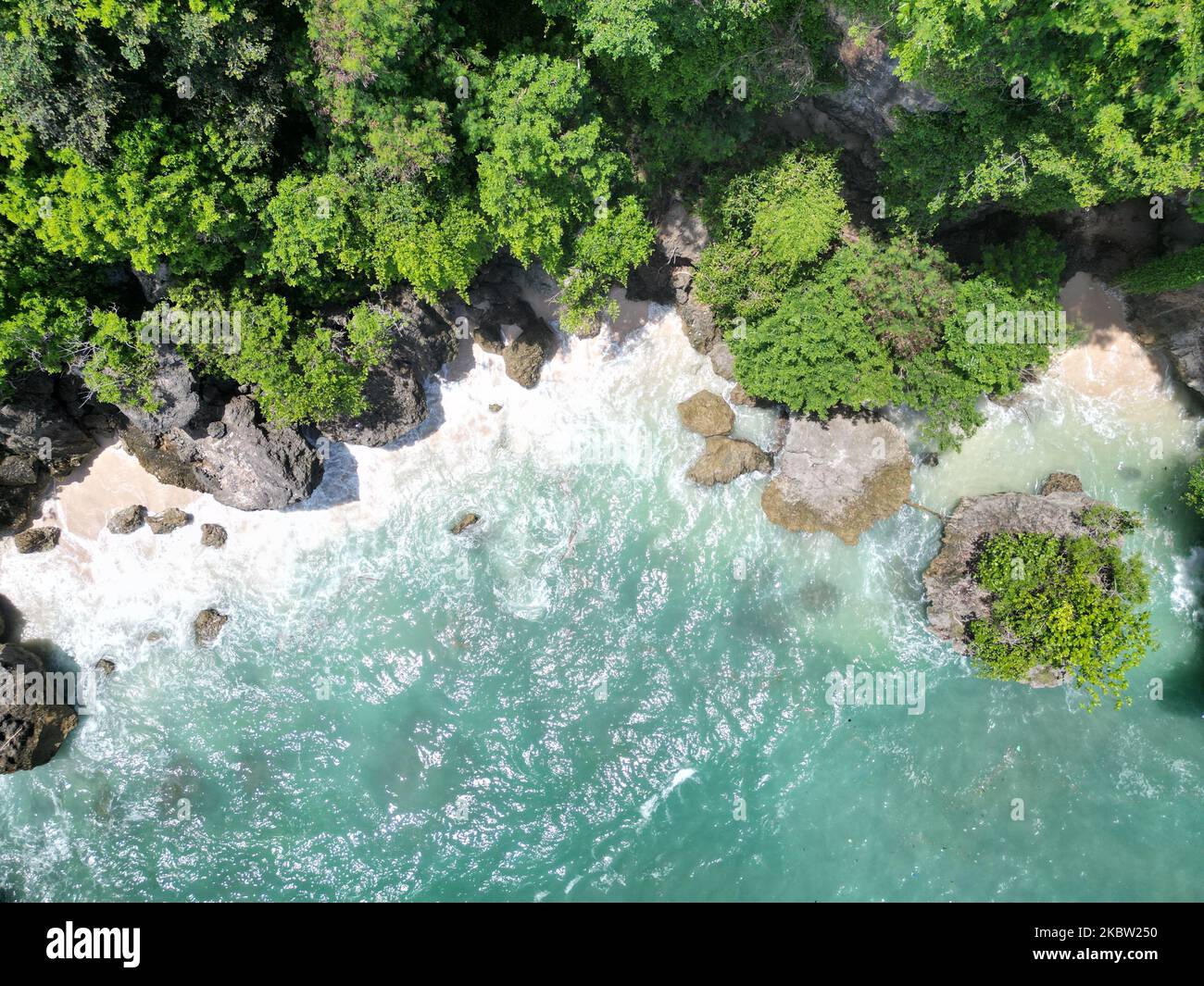 Bali ist ein wahres Paradies für Surfer. Hier findest du die besten Surfspots der Insel, wie zum Beispiel Uluwatu. Die Wellen sind perfekt und Foto Stock