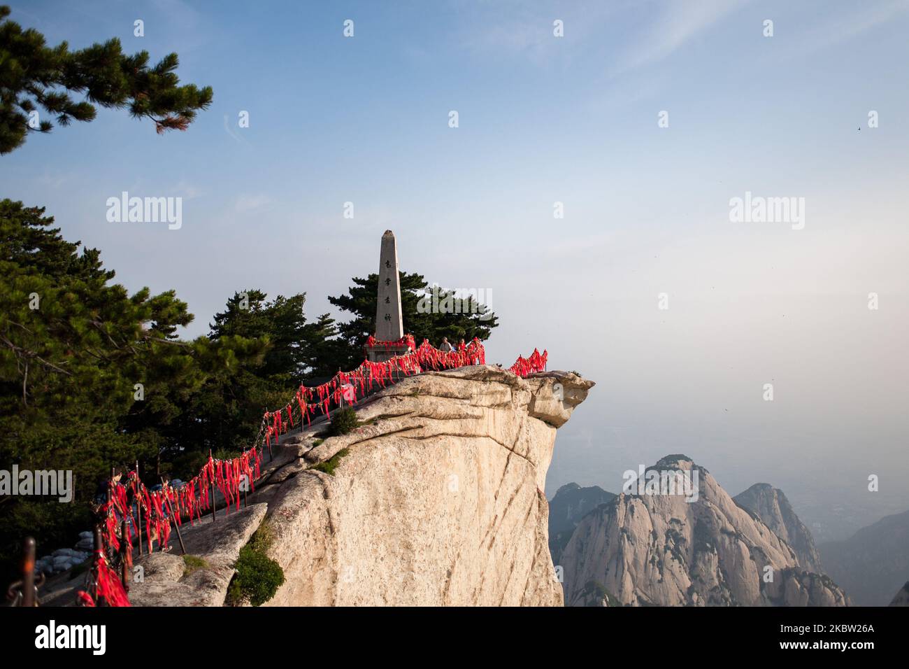 XI'an, Cina, il 30 giugno 2011. Una vista dal monte Hua. Si tratta di una montagna situata vicino alla città di Huayin nella provincia di Shaanxi, a circa 120 chilometri a est di Xi'an. È la montagna occidentale delle cinque grandi montagne della Cina, e ha una lunga storia di significato religioso. (Foto di Emeric Fohlen/NurPhoto) Foto Stock