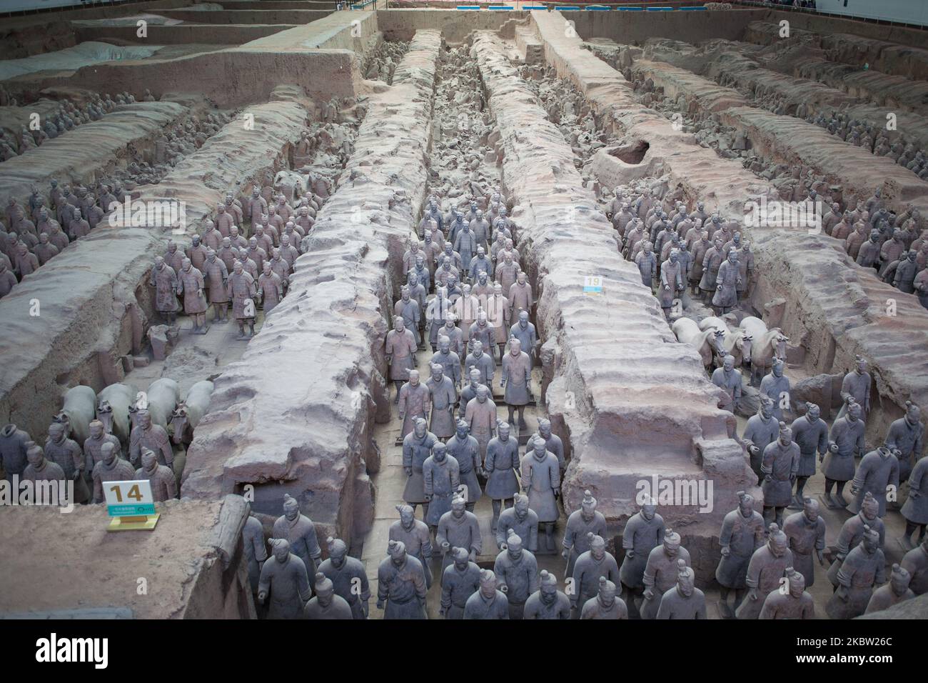 Xian, Cina, il 30 giugno 2011. Vista sul museo dell'Esercito di Terracotta. È conosciuta come una collezione di statue funerarie soldato-e-cavallo e sculture raffiguranti gli eserciti di Qin Shi Huang, il primo imperatore della Cina. Si tratta di una forma di arte funeraria sepolta con l'imperatore nel 210-209 a.C. e il cui scopo era di proteggere l'imperatore nel suo aldilà. (Foto di Emeric Fohlen/NurPhoto) Foto Stock