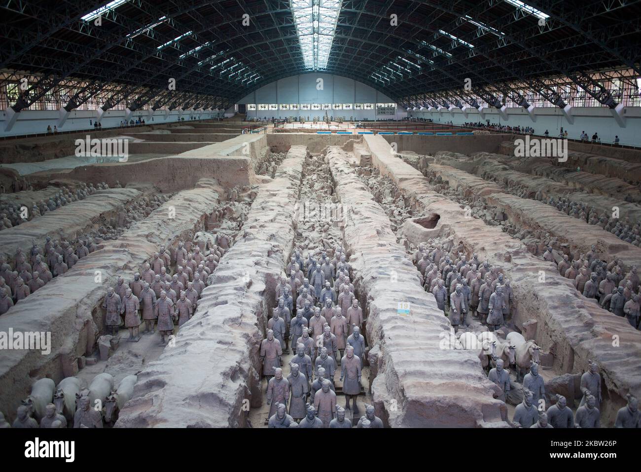 Xian, Cina, il 30 giugno 2011. Vista sul museo dell'Esercito di Terracotta. È conosciuta come una collezione di statue funerarie soldato-e-cavallo e sculture raffiguranti gli eserciti di Qin Shi Huang, il primo imperatore della Cina. Si tratta di una forma di arte funeraria sepolta con l'imperatore nel 210-209 a.C. e il cui scopo era di proteggere l'imperatore nel suo aldilà. (Foto di Emeric Fohlen/NurPhoto) Foto Stock