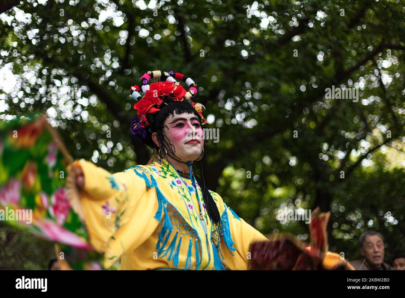 Shenzhen, Cina, il 29 febbraio 2012. Una donna transgender danza nel Parco Lianhuashan. Shenzhen, Chine, le 29 fevrier 2012. Une femme trans genere danse dans le parc de Lianhuashan. (Foto di Emeric Fohlen/NurPhoto) (Foto di Emeric Fohlen/NurPhoto) Foto Stock