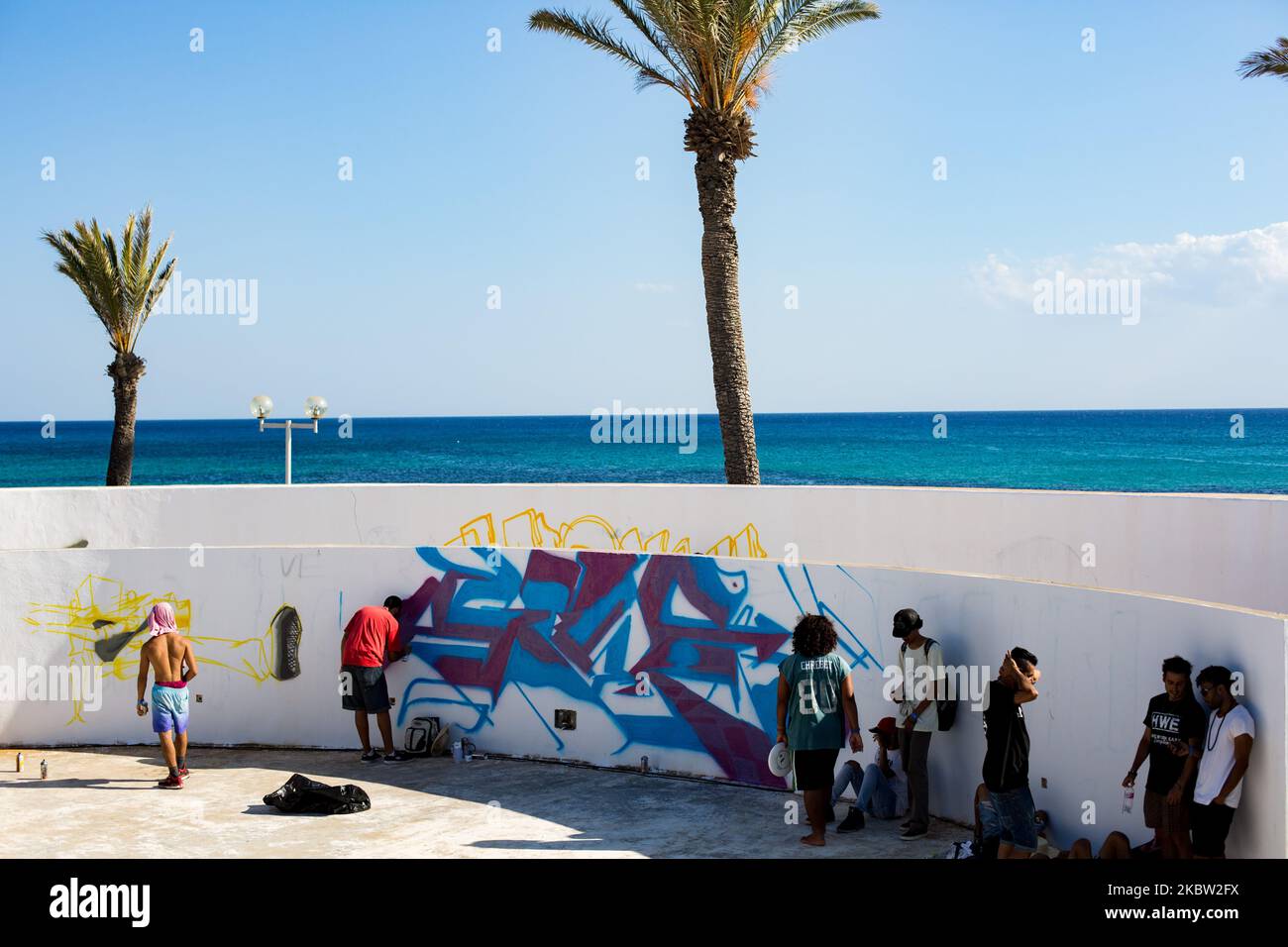 Hammamet, Tunisia, 8 agosto 2016. Graffers fa graffiti durante un festival hip-hop. (Foto di Emeric Fohlen/NurPhoto) Foto Stock