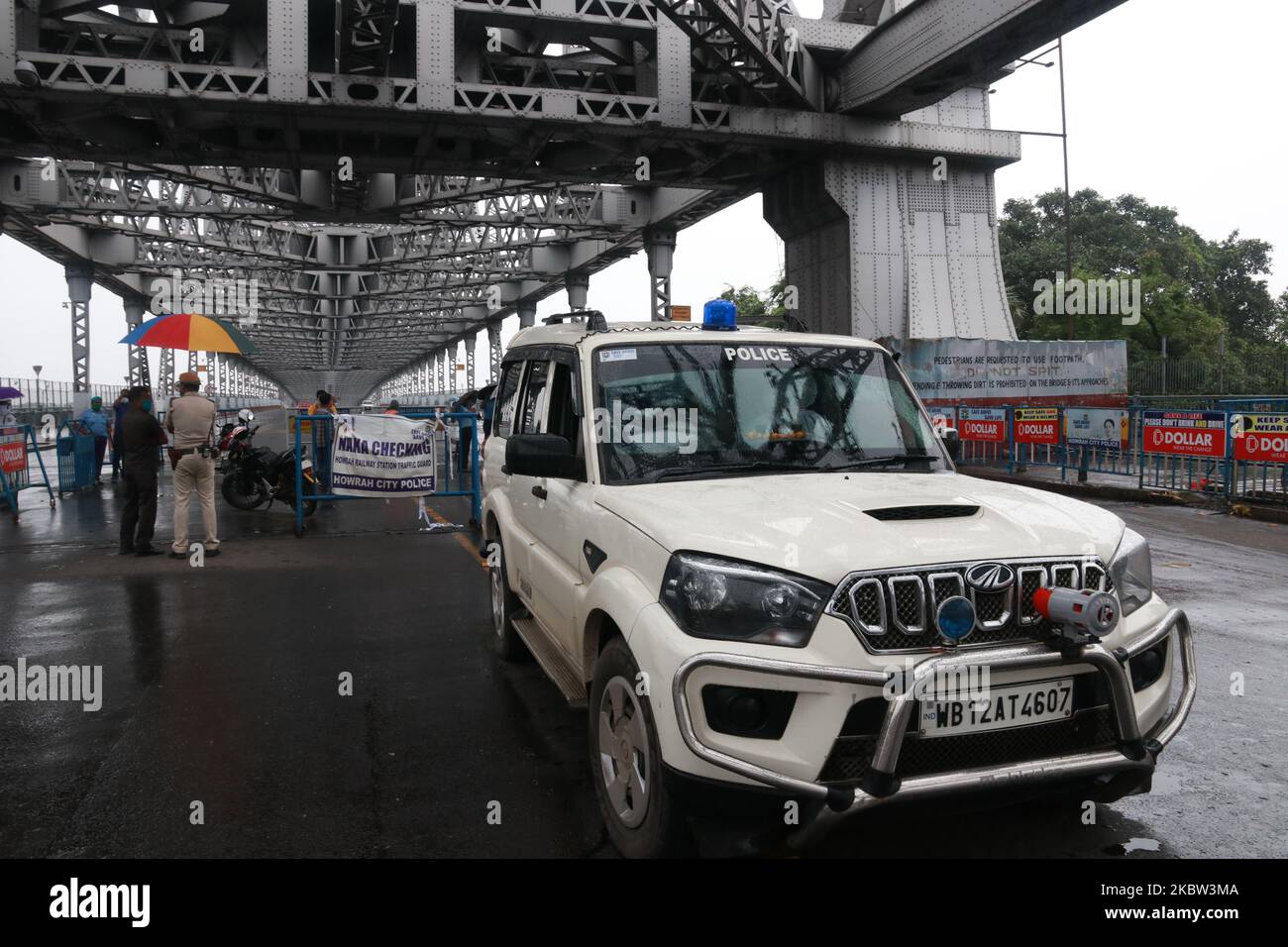 Howrah Bridge durante il Bengala occidentale va in blocco bisettimanale a Kolkata, India il 23,2020 luglio. Il conteggio di Covid-19 in India è aumentato a 1.238.635 oggi dopo che il paese ha visto un picco enorme di oltre 45.720 nel conteggio dei nuovi casi di coronavirus nelle ultime 24 ore. Record 1.129 persone soccombono alla malattia mortale, con la quale il numero di morti è aumentato a 29.861 (Foto di Debajyoti Chakraborty/NurPhoto) Foto Stock