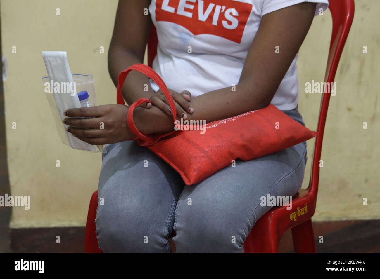 Una donna attende un check-up medico a Mumbai, India, il 24 luglio 2020. L'India è diventata il paese terzo dopo gli Stati Uniti e il Brasile, per superare 01 milioni di casi COVID-19. (Foto di Himanshu Bhatt/NurPhoto) Foto Stock