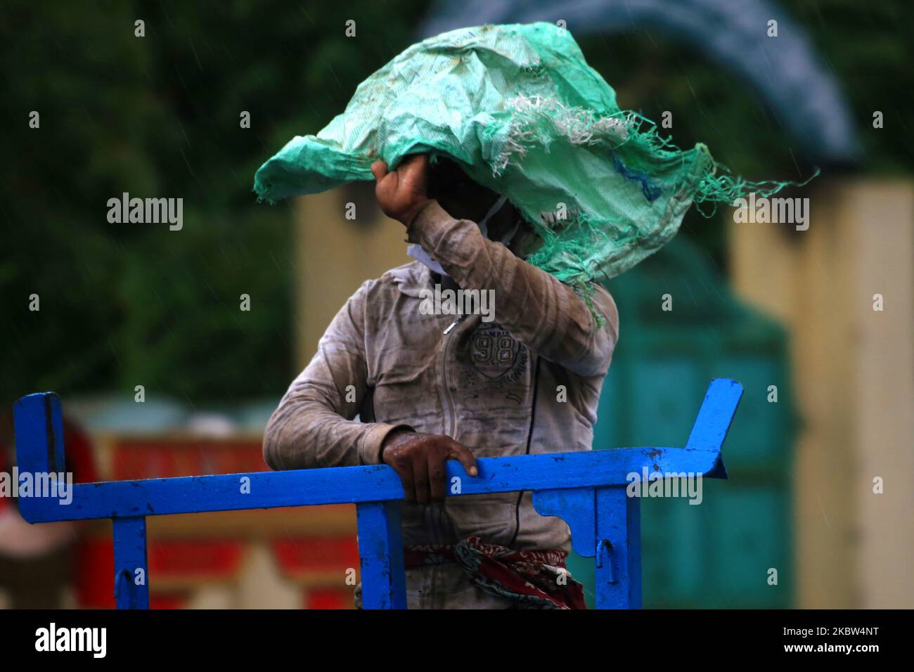 Popolo indiano durante il pesante monsone pioggia doccia in Ajmer, Rajasthan, India il 24 luglio 2020. (Foto di Himanshu Sharma/NurPhoto) Foto Stock