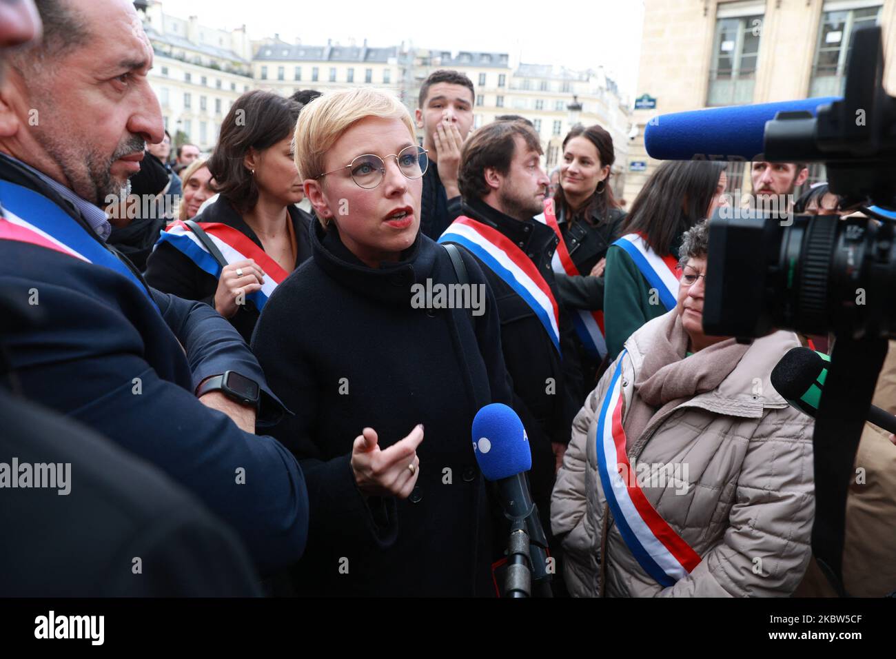 Parigi. Francia, 04th ottobre 2022, Clementine Autain, vice, membro della francia non subordinata. Manifestazione di fronte all'assemblea nazionale del partito dell'Unione ecologica e sociale del nuovo popolo a seguito di osservazioni ritenute razziste da RN (National Gathering), sostituto della Gironda Gregoire De Fournas, 04th ottobre 2022 a Parigi. Foto di Christophe Michel/ABACAPRESS.COM Foto Stock