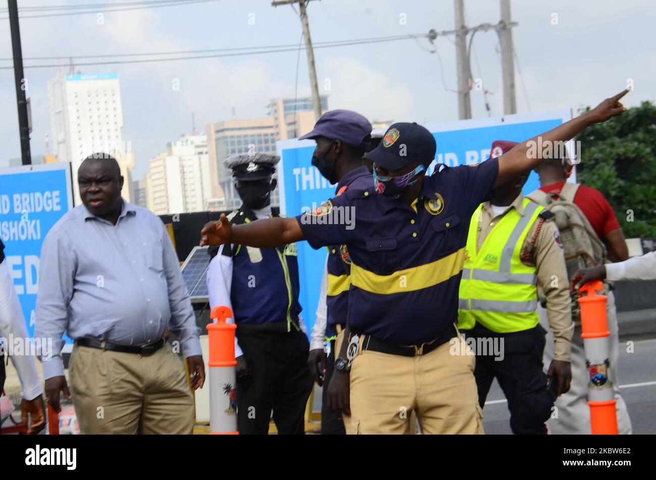 Ufficiale della sicurezza stradale nigeriana che gestisce il traffico come parziale chiusura del terzo ponte continentale per la manutenzione ordinaria è iniziato, il 25 luglio 2020, a Lagos, Nigeria, in particolare tra i periodi di punta del 6,30am e del 7pm, poiché molti più passeggeri saranno invitati a viaggiare attraverso rotte alternative e vie navigabili; Mentre la chiusura parziale del terzo Ponte Mainland di Lagos dura. (Foto di Olukayode Jaiyeola/NurPhoto) Foto Stock