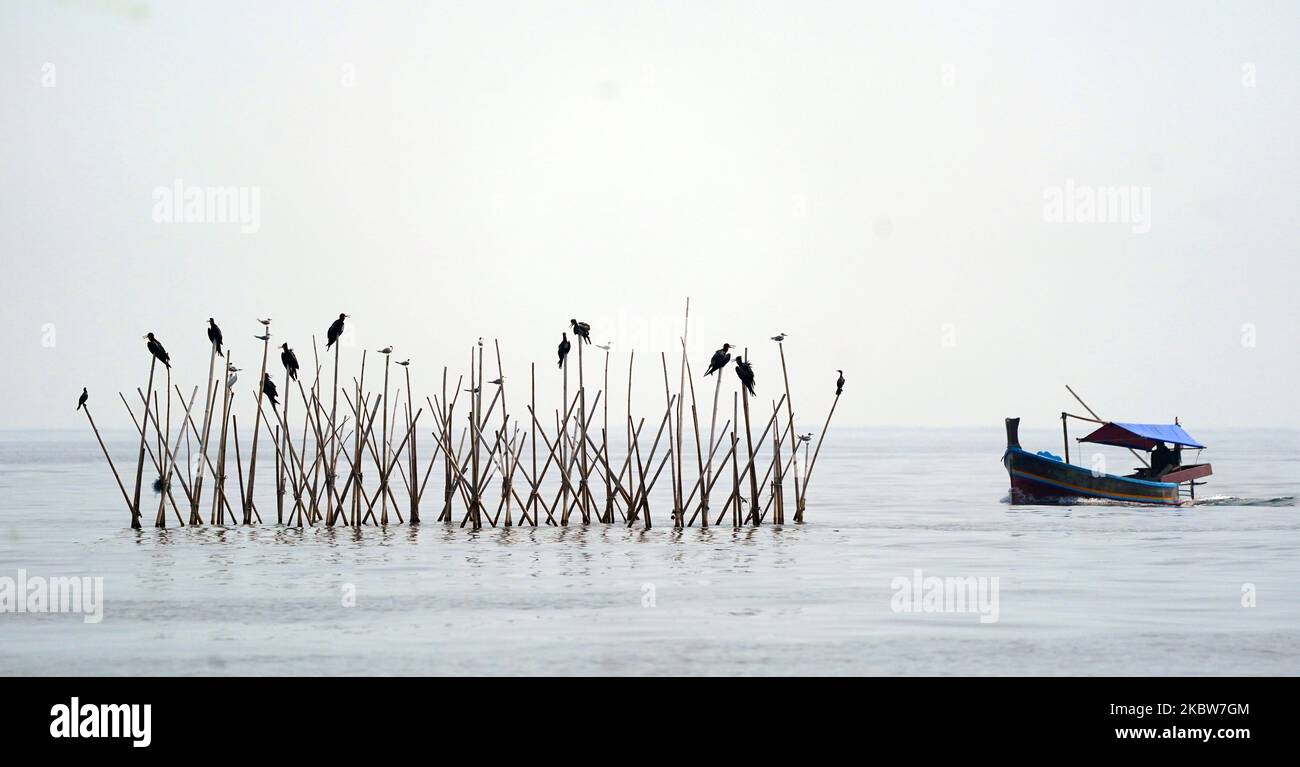 I pescatori si dirigono verso le zone di pesca nella baia di Giacarta, Indonesia. Data immagine: Venerdì 4 novembre 2022. Foto Stock