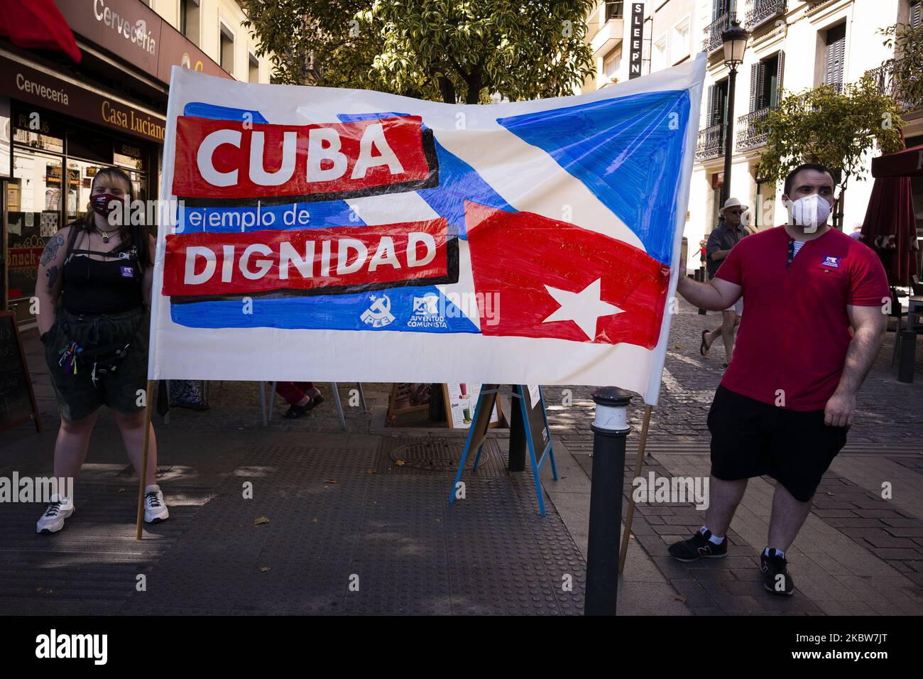 Manifestanti con bandiere cubane durante la manifestazione con lo slogan "Cuba salva vite umane: 60 anni di internazionalismo" per il 26 luglio, giorno della ribellione Nazionale di Cuba il 26 luglio 2020 a Madrid, Spagna. (Foto di Oscar Gonzalez/NurPhoto) Foto Stock