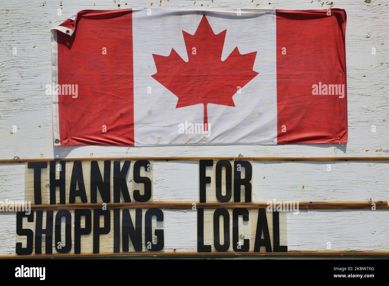 "Grazie per lo shopping locale" segno da una bandiera canadese in una fattoria a Whitchurch-Stouffville, Ontario, Canada, il 25 luglio 2020. (Foto di Creative Touch Imaging Ltd./NurPhoto) Foto Stock