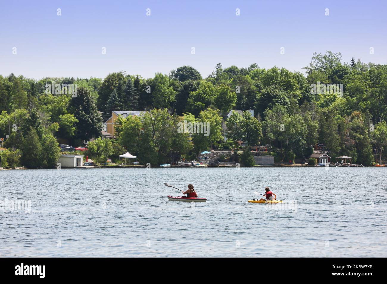 La gente kayak lungo il lago Musselman a Whitchurch-Stouffville, Ontario, Canada, il 25 luglio 2020. (Foto di Creative Touch Imaging Ltd./NurPhoto) Foto Stock