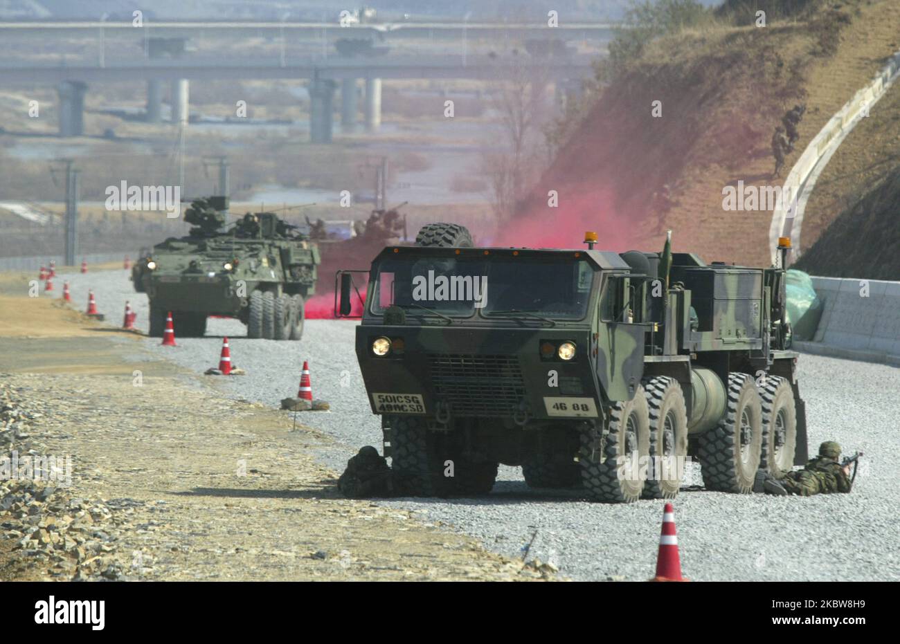 Marzo 20, 2005-Chilgok, Corea del Sud-USA i veicoli della Brigata militare Stryker prendono parte ad un esercizio su Operation Road a Chilgok-Gun, Corea del Sud. (Foto di Seung-il Ryu/NurPhoto) Foto Stock
