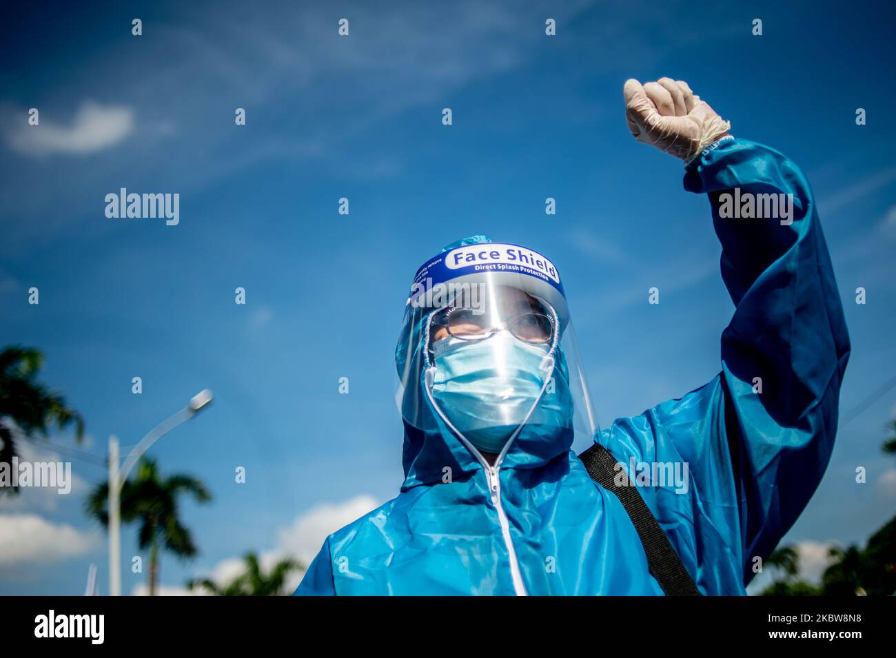 Un operatore sanitario che indossa una tuta di protezione personale (PPE) solleva il pugno chiuso durante una protesta contro il presidente filippino Rodrigo Duterte 5th Stato della nazione (SONA) a Quezon City, Filippine il 27 luglio 2020. Il presidente Duterte dovrebbe presentare la tabella di marcia per la ripresa del paese dalla pandemia al Batasang Pambansa anche a Quezon City. Solo 50 persone potranno presentarsi fisicamente al locale. Il Vice Presidente filippino Leni Robredo non è stato invitato a partecipare alla SONA.(Foto di Lisa Marie David/NurPhoto) Foto Stock