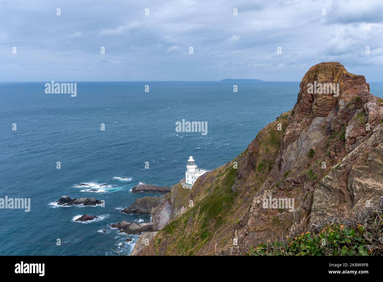 Una vista dello storico faro di Hartland Point e del promontorio sulla baia di Bristol Foto Stock