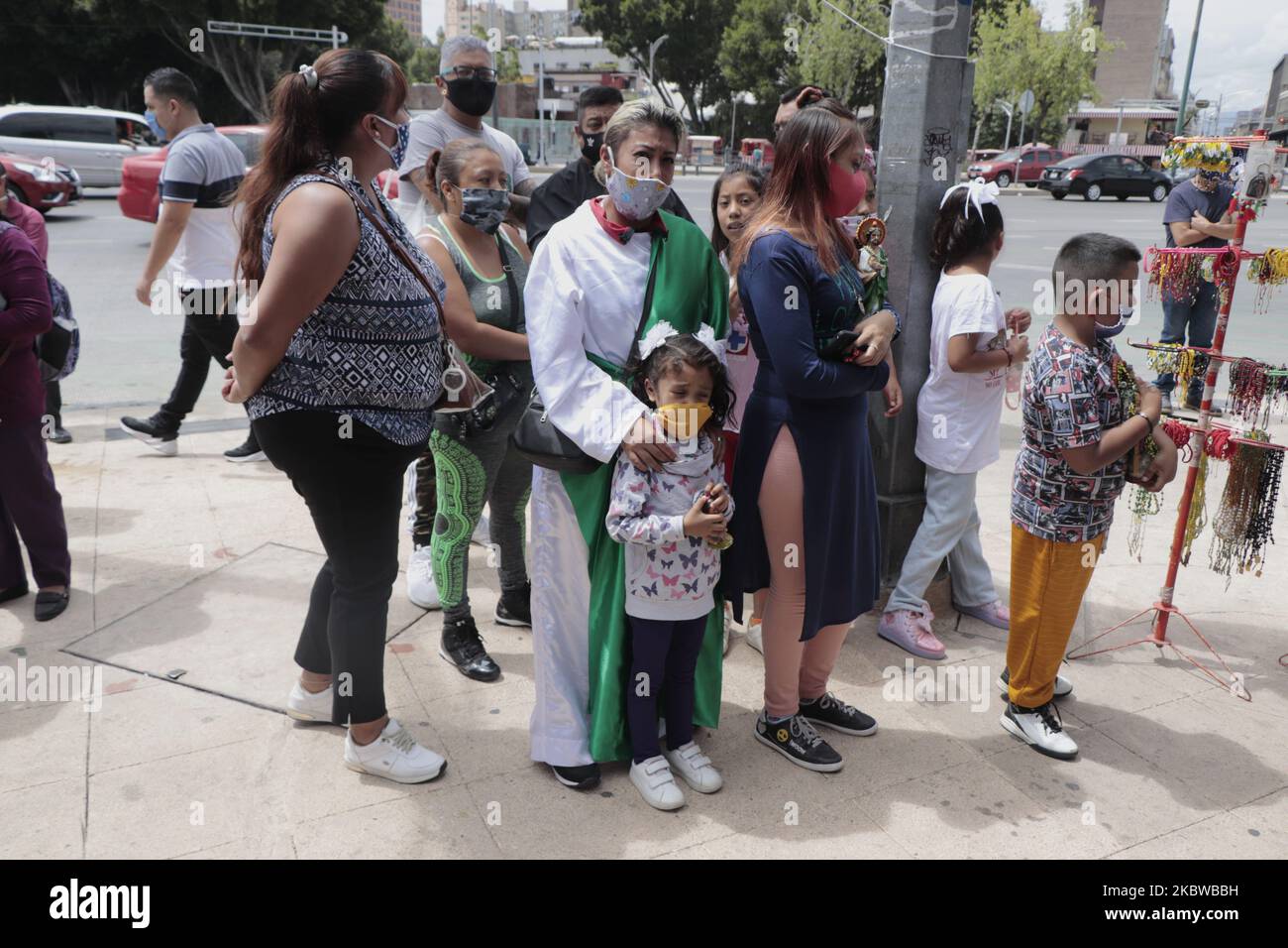 Una donna caratterizzata da San Judas Tadeo che prega fuori della Chiesa di San Hipolito situato molto vicino al centro storico di Città del Messico, Messico, il 28 luglio, 2020 in caso di emergenza sanitaria e di allarme epidemiologico per tornare alla luce rossa a causa di un aumento dei casi di COVID-19 nella capitale. (Foto di Gerardo Vieyra/NurPhoto) Foto Stock