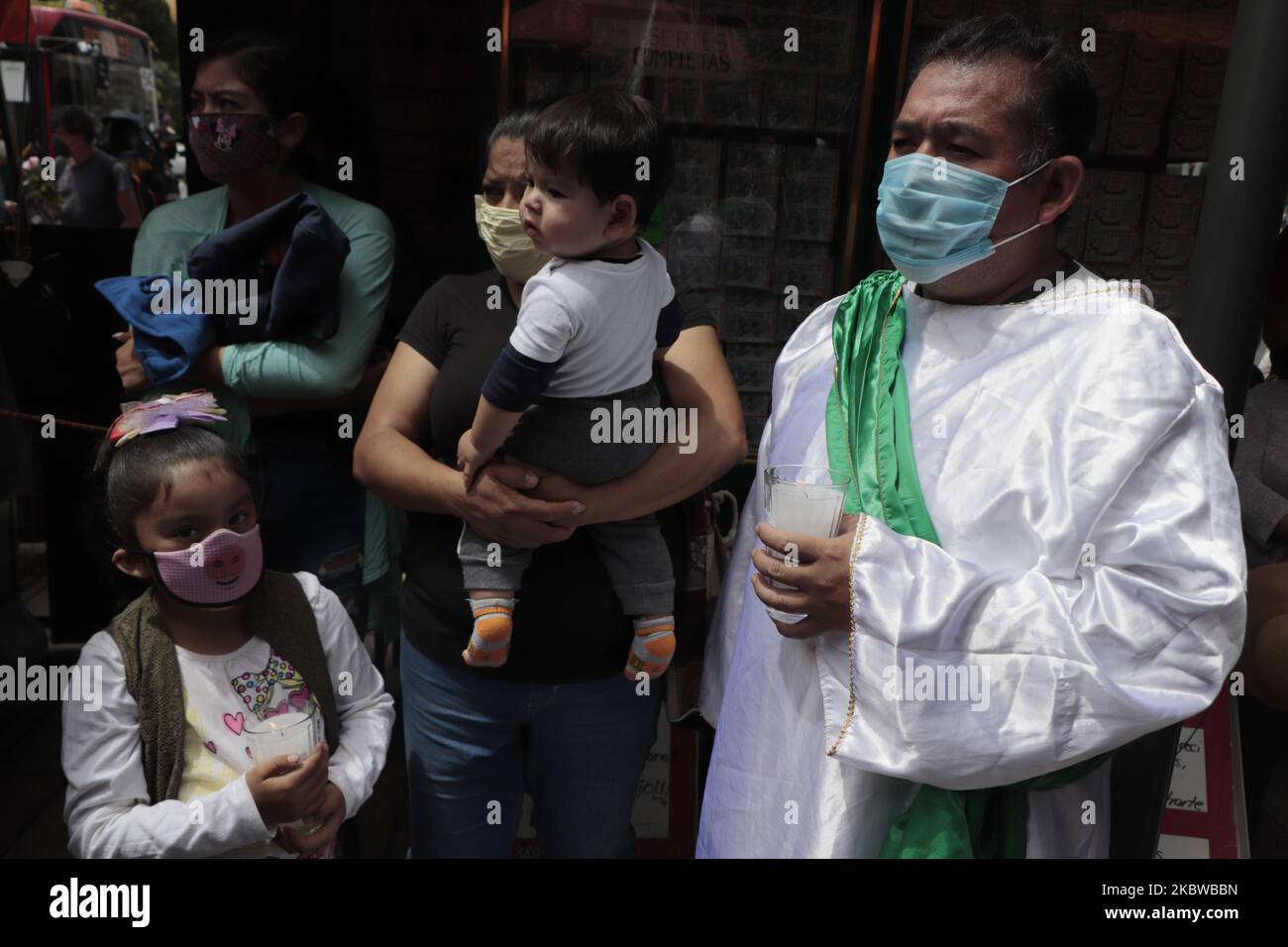 Un uomo caratterizzato da San Judas Tadeo fuori dalla Chiesa di San Hipolito situato molto vicino al centro storico di Città del Messico, Messico, il 28 luglio, 2020 durante l'emergenza sanitaria e un allarme epidemiologico per tornare alla luce rossa a causa di un aumento dei casi di COVID-19 nella capitale. (Foto di Gerardo Vieyra/NurPhoto) Foto Stock