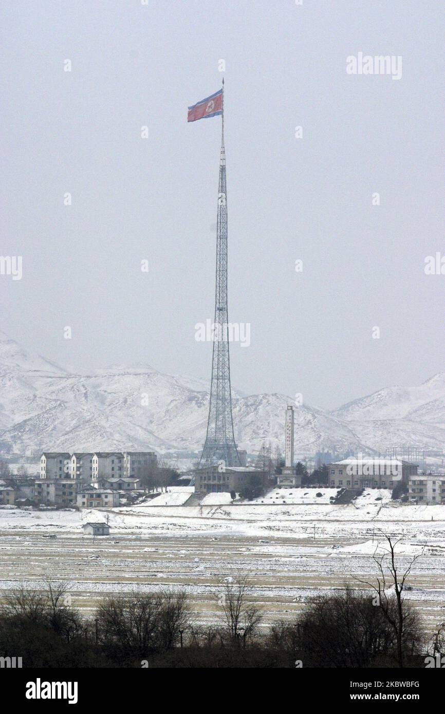 Feb 23, 2005-Paju, Corea del Sud-Un villaggio della Corea del Nord nella neve vicino al villaggio della tregua di Panmunjom nella zona demilitarizzata tra le due Coree, Corea del Sud , Mercoledì, 23 febbraio 2005. Mercoledì, secondo i funzionari, i principali negoziatori degli Stati Uniti, del Giappone e della Corea del Sud si riuniranno a Seul nel fine settimana per discutere la ripresa dei colloqui sul disarmo nucleare con la Corea del Nord dopo che il leader del paese comunista ha accennato ad un possibile compromesso. (Foto di Seung-il Ryu/NurPhoto) Foto Stock