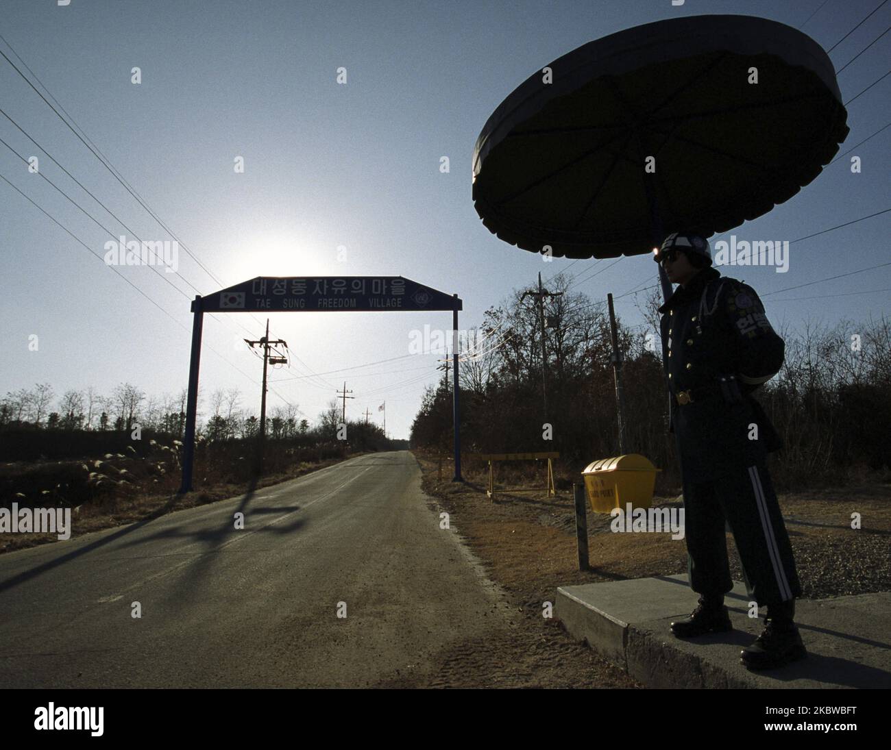 15 gennaio, 2002-Paju, Corea del Sud-Corea soldato in piedi guardia al punto di controllo, di fronte al villaggio di Daesung-Dong a sud di DMZ, Panmunjeom il 15 gennaio 2002, Corea del Sud. La Corea del Nord ha dichiarato martedì che smetterà di disabilitare le sue strutture nucleari e considererà la possibilità di ripristinare il reattore di Yongbyon che può produrre materiale per le bombe atomiche, accusando gli Stati Uniti di aver violato un accordo sul disarmo. (Foto di Seung-il Ryu/NurPhoto) Foto Stock