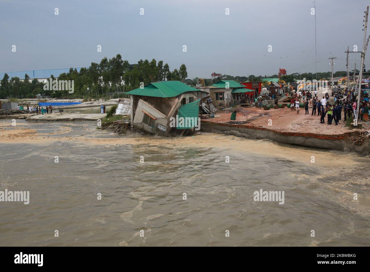 Il 28 luglio 2020 la casa crollata nel fiume Padma a Mawa Ferry Ghat, vicino a Dhaka, Bangladesh. (Foto di Rehman Asad/NurPhoto) Foto Stock
