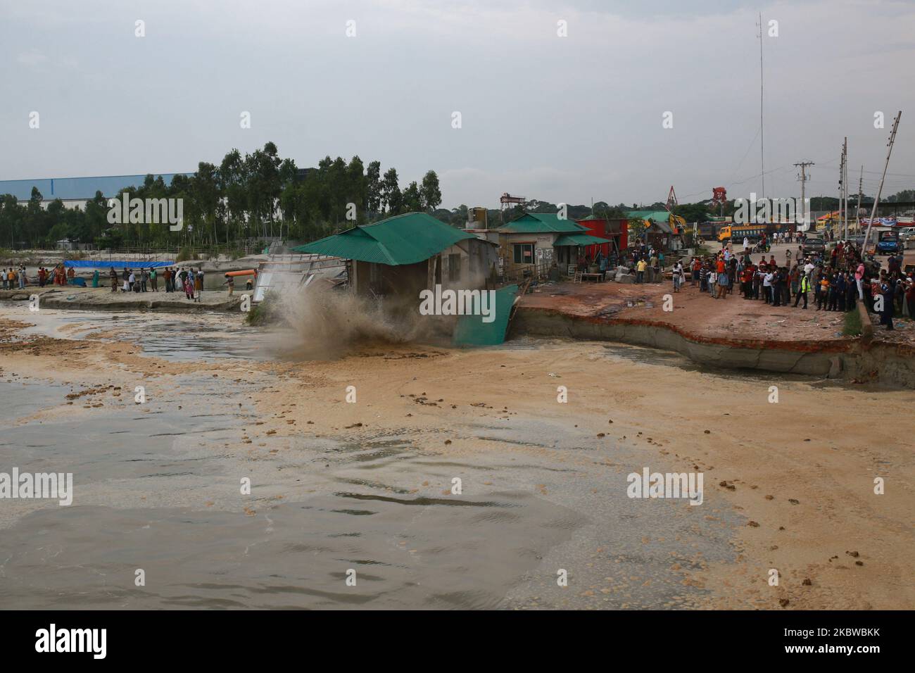 Il 28 luglio 2020 la casa crollata nel fiume Padma a Mawa Ferry Ghat, vicino a Dhaka, Bangladesh. (Foto di Rehman Asad/NurPhoto) Foto Stock