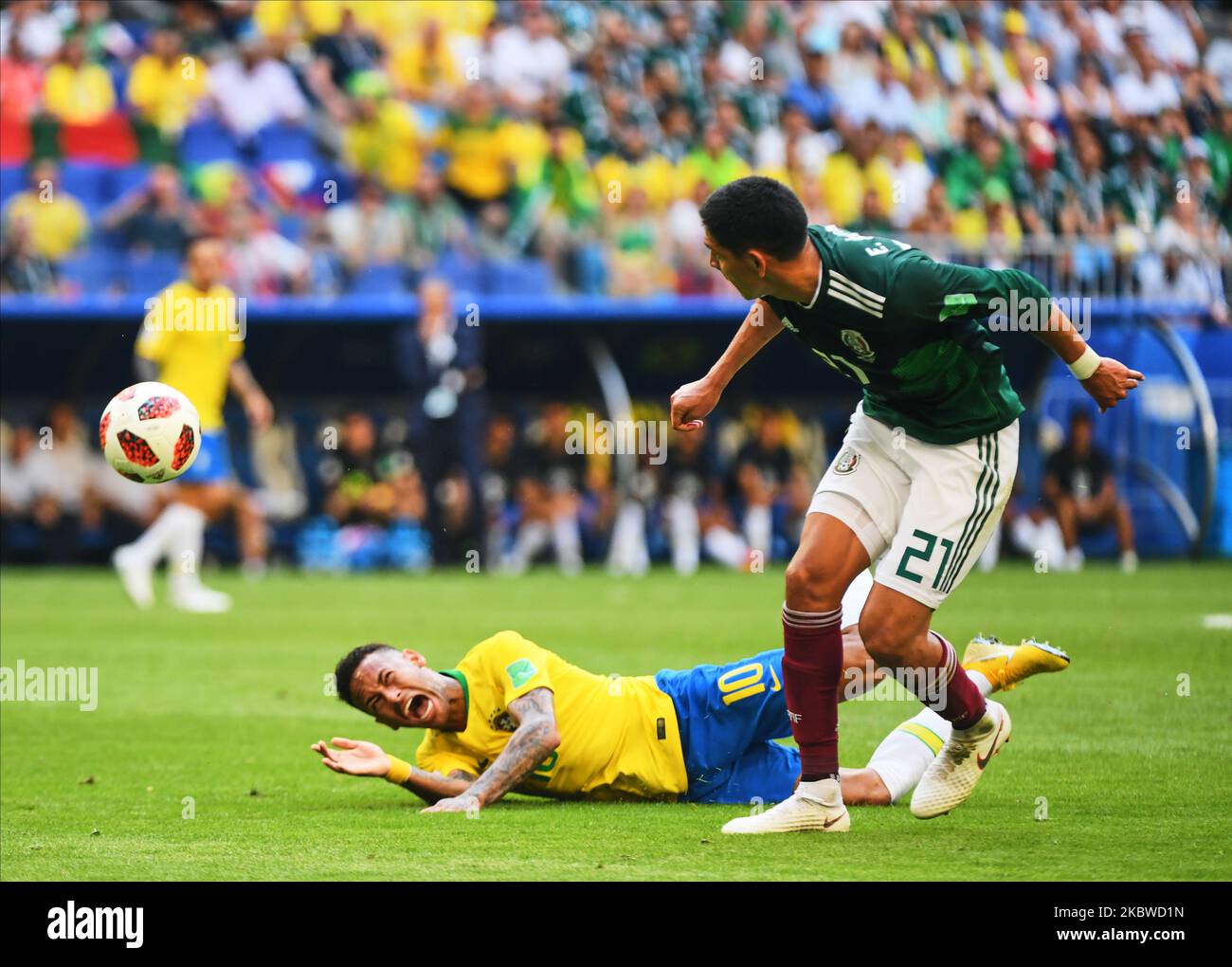 Neymar del Brasile dopo essere stato imbrigliato da Edson Alvarez del Messico durante la partita di Coppa del mondo FIFA Brasile contro Messico alla Samara Arena, Samara, Russia il 2 luglio 2018. (Foto di Ulrik Pedersen/NurPhoto) Foto Stock