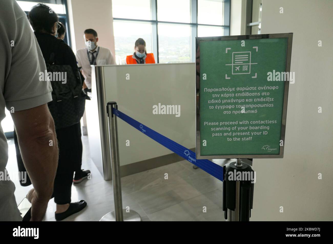 Volo dall'Aeroporto Internazionale di Mykonos JMK LGMK in Grecia. Passeggeri con maschere facciali e misure di protezione quali guanti, igienizzatore per le mani, sedili di blocco, segnali di allontanamento sociale, ecc. a causa delle misure di sicurezza Pandemic di Coronavirus Covid-19, come visto ai banchi check-in, al terminal principale delle partenze, ai cancelli e a piedi verso l'aeromobile, Un aereo turboprop Olympic Air Bombardier DHC-8-400 con registrazione SX-OBA. L'aeroporto è di proprietà del governo greco, ma è gestito da Fraport Greece dal 11 aprile 2017 dopo gli sforzi di privatizzazione del 2015. Il 29 luglio 2020 a Mykonos Foto Stock