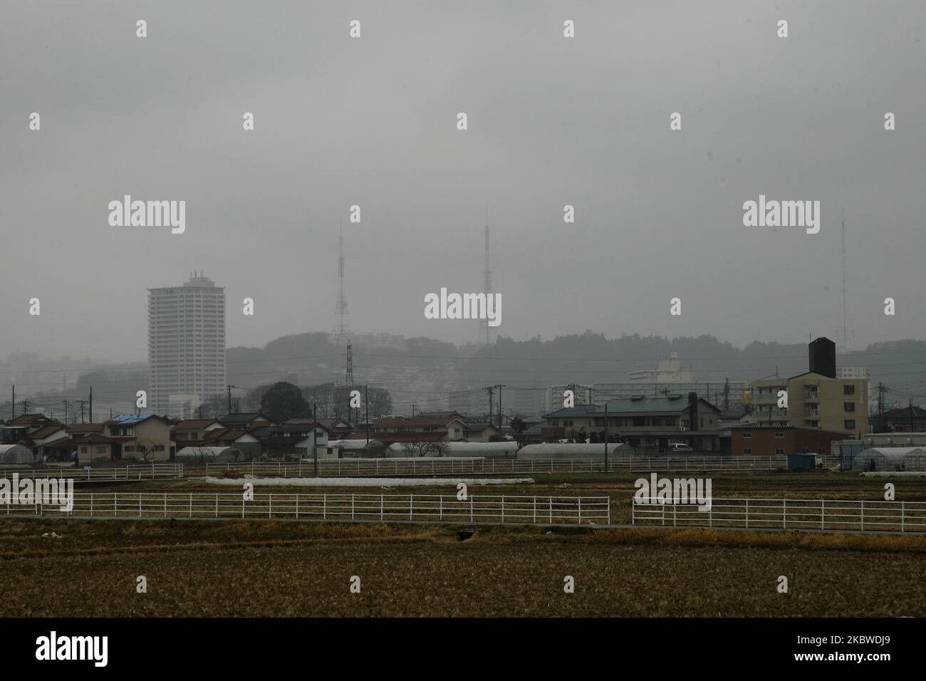 16 marzo 2011-Sendai, Giappone-Vista della nebbia e della calma su Sendai il 16 marzo 2011, Giappone. Il 11 marzo 2011, un terremoto ha colpito il Giappone con una magnitudo di 9,0, il più grande della storia registrata della nazione e uno dei cinque più potenti mai registrati in tutto il mondo. Nel giro di un'ora dal terremoto, le città che costeggiavano la riva sono state appiattite da un massiccio tsunami, causato dall'energia liberata dal terremoto. Con onde alte fino a quattro o cinque metri, si sono schiantati tra case civili, città e campi. (Foto di Seung-il Ryu/NurPhoto) Foto Stock