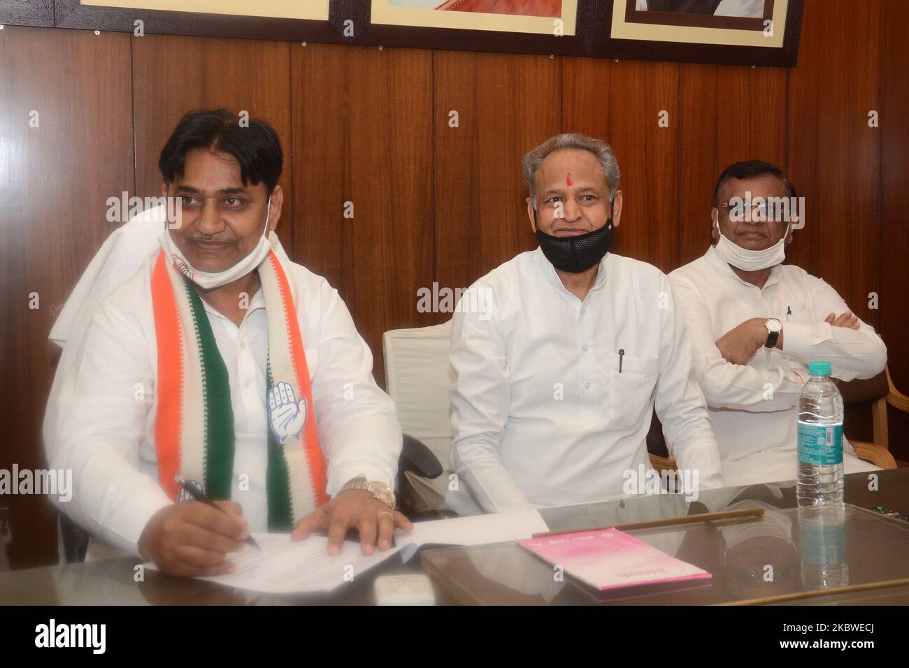 Rajasthan il Presidente del PCC Govind Singh Dotasra assume la carica alla presenza del Ministro capo del Rajasthan Ashok Gehlot e di altri membri del partito, a Jaipur, Rajasthan, India, il 29 luglio, 2020. (Foto di Vishal Bhatnagar/NurPhoto) Foto Stock