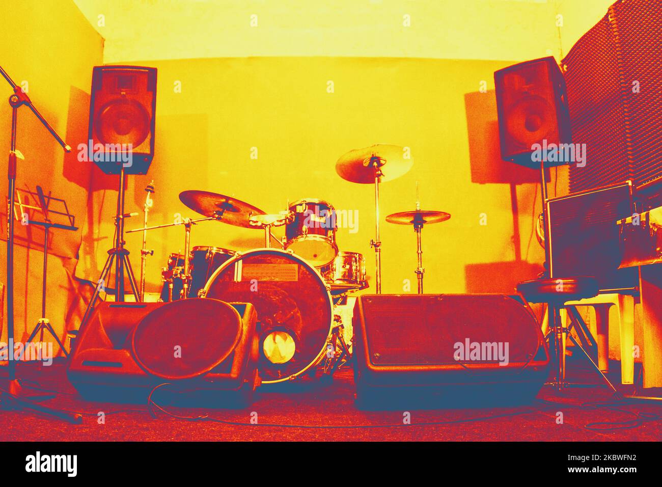 Caldo sfondo di foto musicale vintage tonata, drummer suona. Gradienti termografici, retrò glitch, rumore, fuoco selettivo Foto Stock