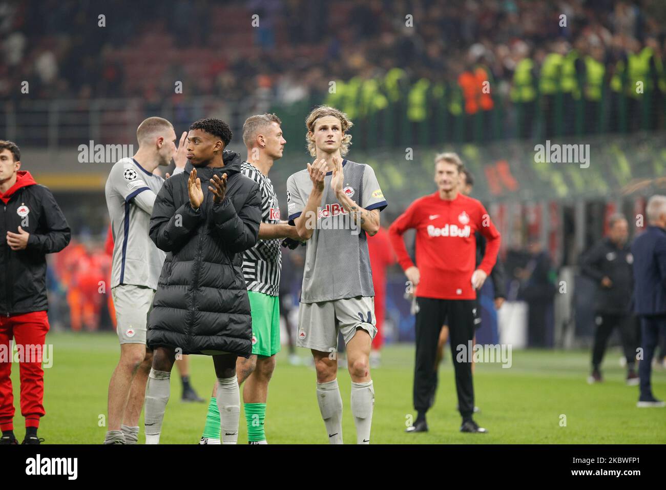 Milano, Italia. 02nd Nov 2022. Italia, Milano, 2 2022 novembre: Maurits Kjaergaard (centrocampista di Salisburgo) saluta i tifosi alla fine della partita di calcio AC MILAN vs SALISBURGO, UCL 2022-2023 Gruppo e matchday6 stadio San Siro (Foto di Fabrizio Andrea Bertani/Pacific Press/Sipa USA) Credit: Sipa USA/Alamy Live News Foto Stock