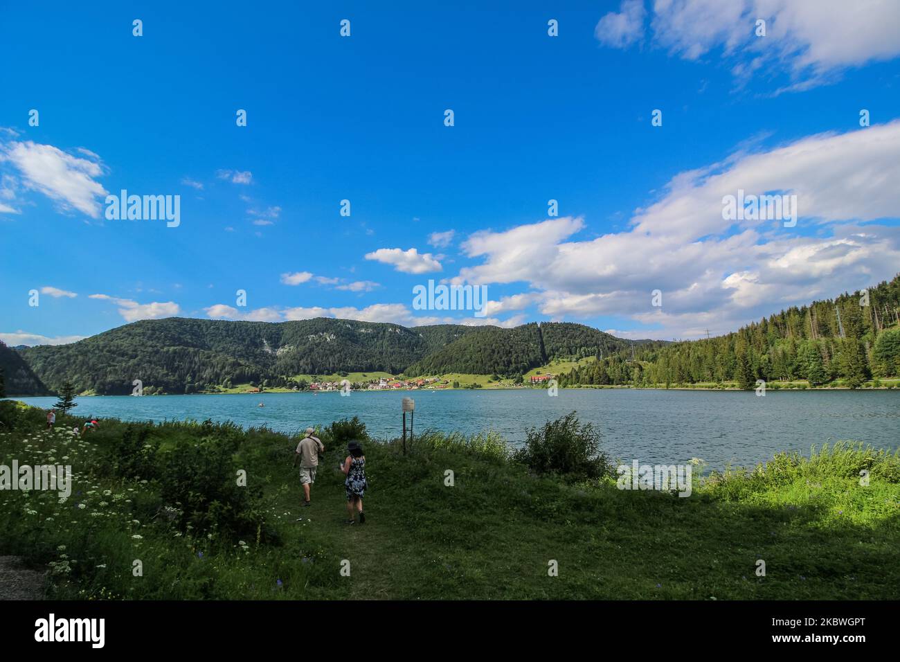 Vista generale del lago di Palcmanska Masa (bacino idrico) e del villaggio di Dedinky si vede nel Paradiso Slovacco - una catena montuosa nella Slovacchia orientale, parte del Carso Spicomeo, una parte dei Monti Ore Slovacchi, una grande suddivisione dei Carpazi occidentali a Dedinky, Slovacchia il 31 luglio 2020 (Foto di Michal Fludra/NurPhoto) Foto Stock