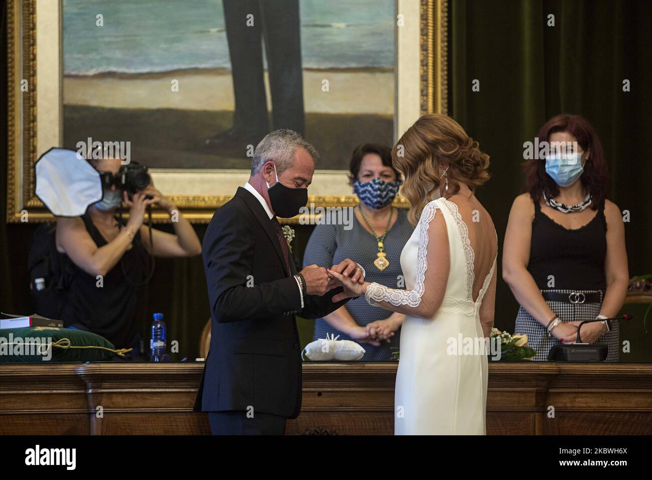 Scambio di anelli durante la cerimonia nuziale. Molti matrimoni sono stati rinviati dall'inizio della pandemia di Covid-19, e quelli che vengono celebrati devono adottare misure di sicurezza come l'uso di maschere facciali, distanza sociale e capacità limitata della cerimonia. A Castelló de la Plana, Spagna, il 18 luglio 2020. (Foto di Robert Bonet/NurPhoto) Foto Stock