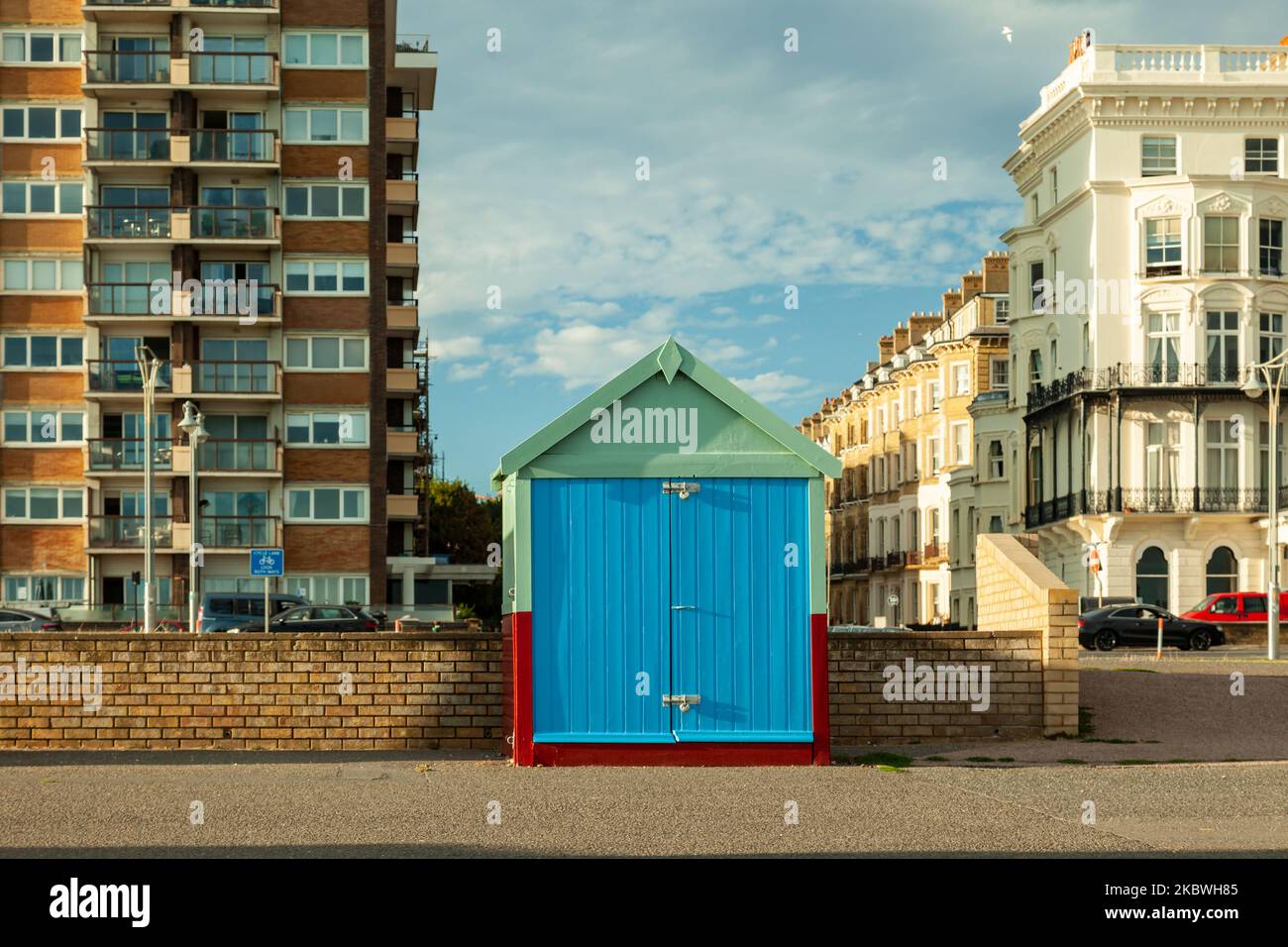 Rifugio sulla spiaggia blu sul lungomare di Brighton e Hove, East Sussex, Inghilterra. Foto Stock