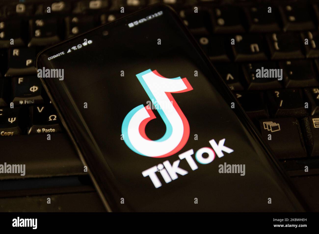 Il logo TikTok closeup visualizzato sullo schermo del telefono, lo smartphone e la tastiera sono visibili in questa illustrazione con esposizione multipla. Tik Tok è un servizio di social networking cinese per la condivisione di video di proprietà di una società di tecnologie Internet con sede a Pechino, ByteDance. Viene utilizzato per creare brevi video di danza, sincronizzazione delle labbra, commedia e talenti. ByteDance ha lanciato l'app TikTok per iOS e Android nel 2017 e prima nel settembre 2016 Douyin fror il mercato in Cina. TikTok è diventata l'applicazione più scaricata negli Stati Uniti nell'ottobre 2018. Il presidente degli Stati Uniti Donald Trump sta minacciando e progettando di vietare la condivisione popolare di video a. Foto Stock