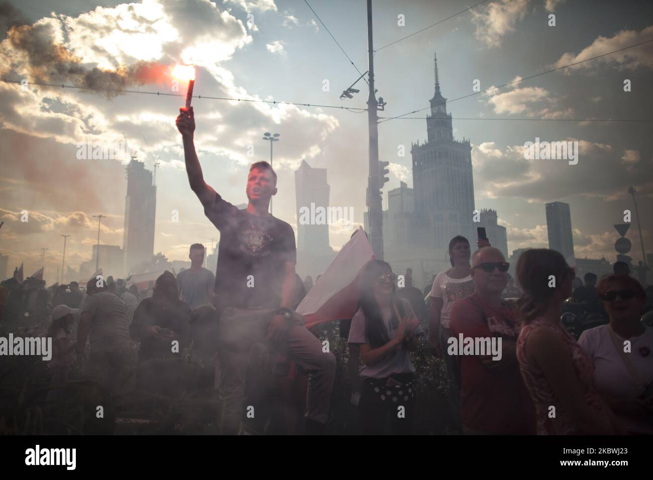 Un uomo ha un fascino durante la celebrazione del 76° anniversario della rivolta di Varsavia a Varsavia, Polonia, il 1 agosto 2020. (Foto di Maciej Luczniewski/NurPhoto) Foto Stock