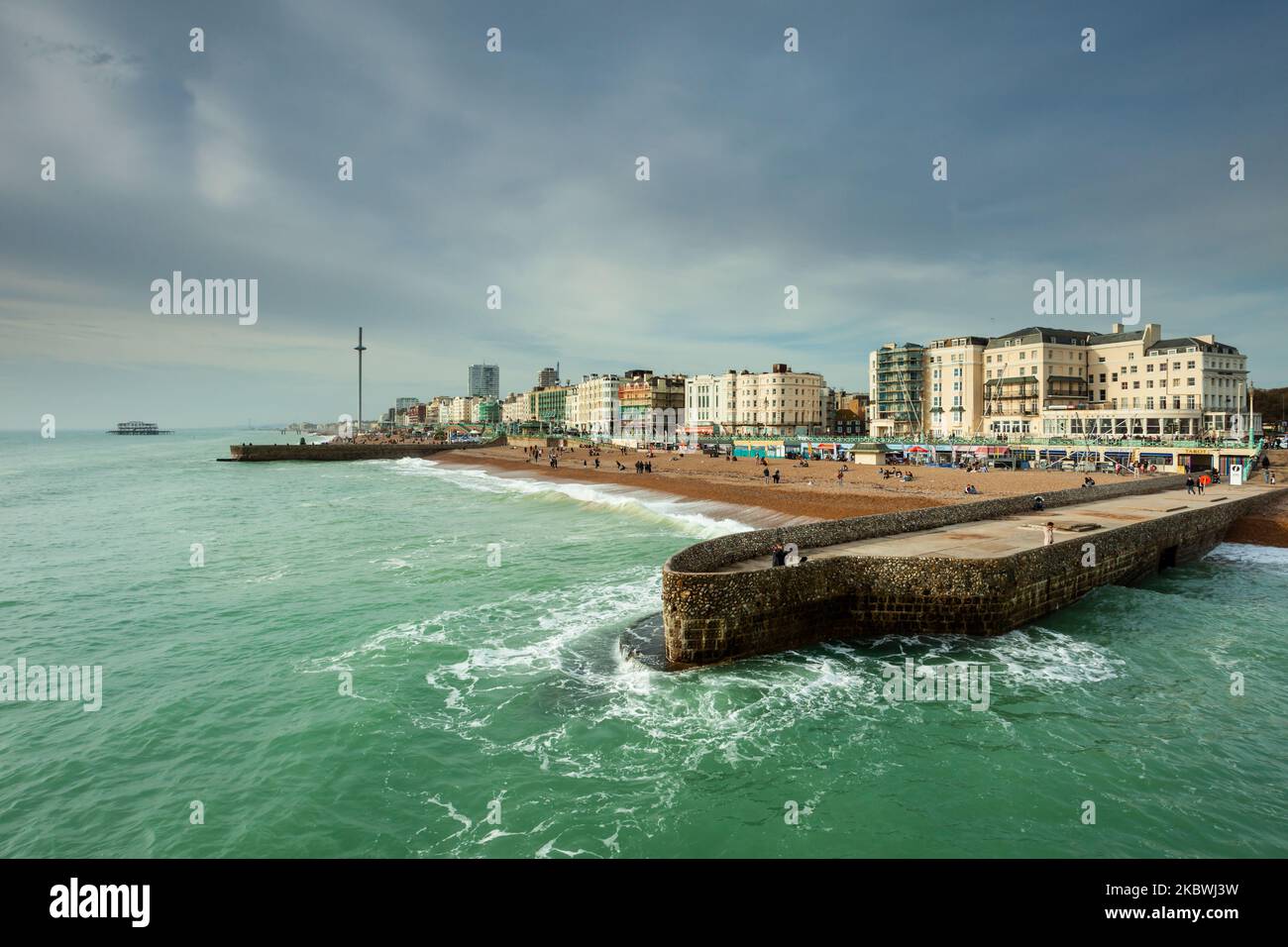 Brighton Seafront visto da il Palace Pier, East Sussex, Inghilterra. Foto Stock
