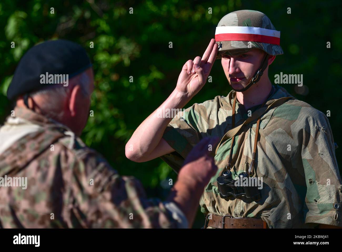 I membri del gruppo di rievocazione locale vestiti con uniformi militari dell'esercito polacco di casa sotterranea, visto durante la cerimonia commemorativa del 76th° anniversario della rivolta di Varsavia nel centro di Lancut. Sabato 1 agosto 2020, a Lancut, Voivodato subcarpaziano, Polonia. (Foto di Artur Widak/NurPhoto) Foto Stock