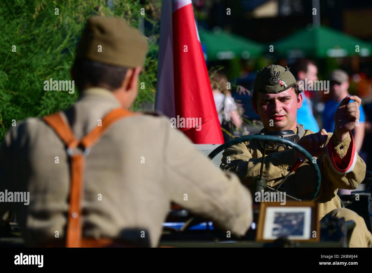 I membri del gruppo di rievocazione locale vestiti con uniformi militari dell'esercito polacco di casa sotterranea, visto durante la cerimonia commemorativa del 76th° anniversario della rivolta di Varsavia nel centro di Lancut. Sabato 1 agosto 2020, a Lancut, Voivodato subcarpaziano, Polonia. (Foto di Artur Widak/NurPhoto) Foto Stock