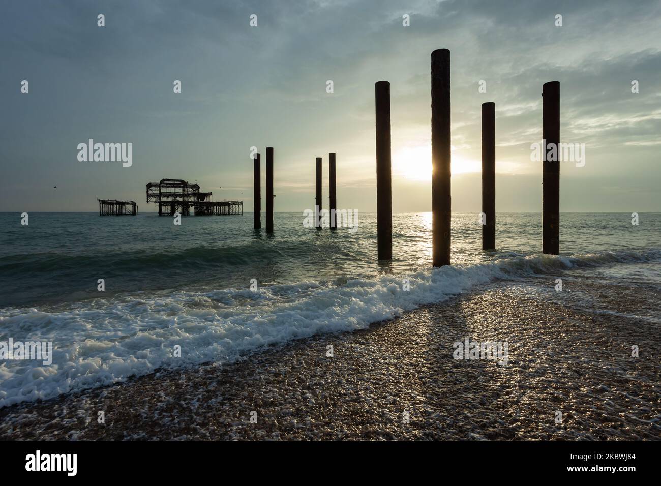 West Pier rovine sulla spiaggia di Brighton, Sussex orientale, Inghilterra. Foto Stock