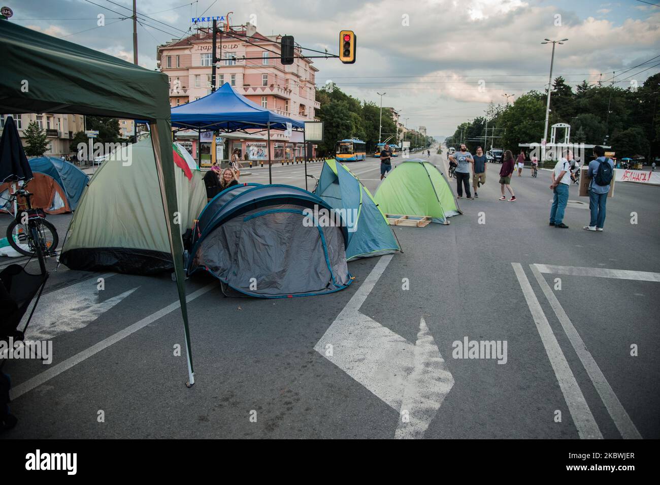 Il 1 agosto 2020, nella capitale bulgara di Sofia, si sono radunate persone per protestare contro la corruzione in Bulgaria. Hanno bloccato diversi viali principali e allestito un campo tenda. In alcune delle più grandi città della Bulgaria si tengono proteste contro il primo ministro Boyko Borissov, il governo governante, il procuratore capo e il direttore della televisione nazionale bulgara. In Bulgaria si stanno manifestando segnali contro la mafia e la corruzione. (Foto di Hristo Rusev/NurPhoto) Foto Stock
