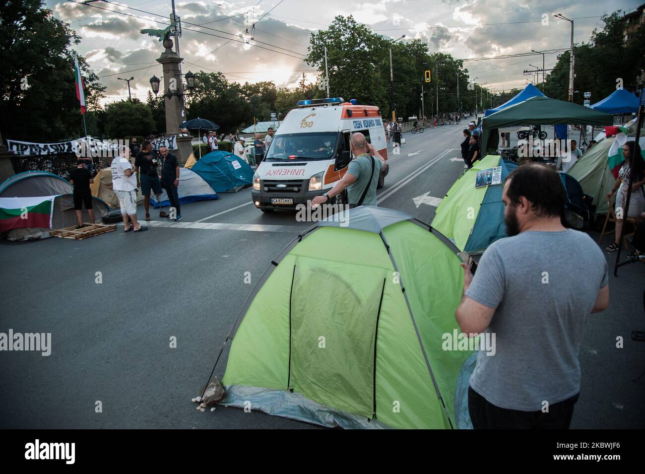 Il 1 agosto 2020, nella capitale bulgara di Sofia, si sono radunate persone per protestare contro la corruzione in Bulgaria. Hanno bloccato diversi viali principali e allestito un campo tenda. In alcune delle più grandi città della Bulgaria si tengono proteste contro il primo ministro Boyko Borissov, il governo governante, il procuratore capo e il direttore della televisione nazionale bulgara. In Bulgaria si stanno manifestando segnali contro la mafia e la corruzione. (Foto di Hristo Rusev/NurPhoto) Foto Stock