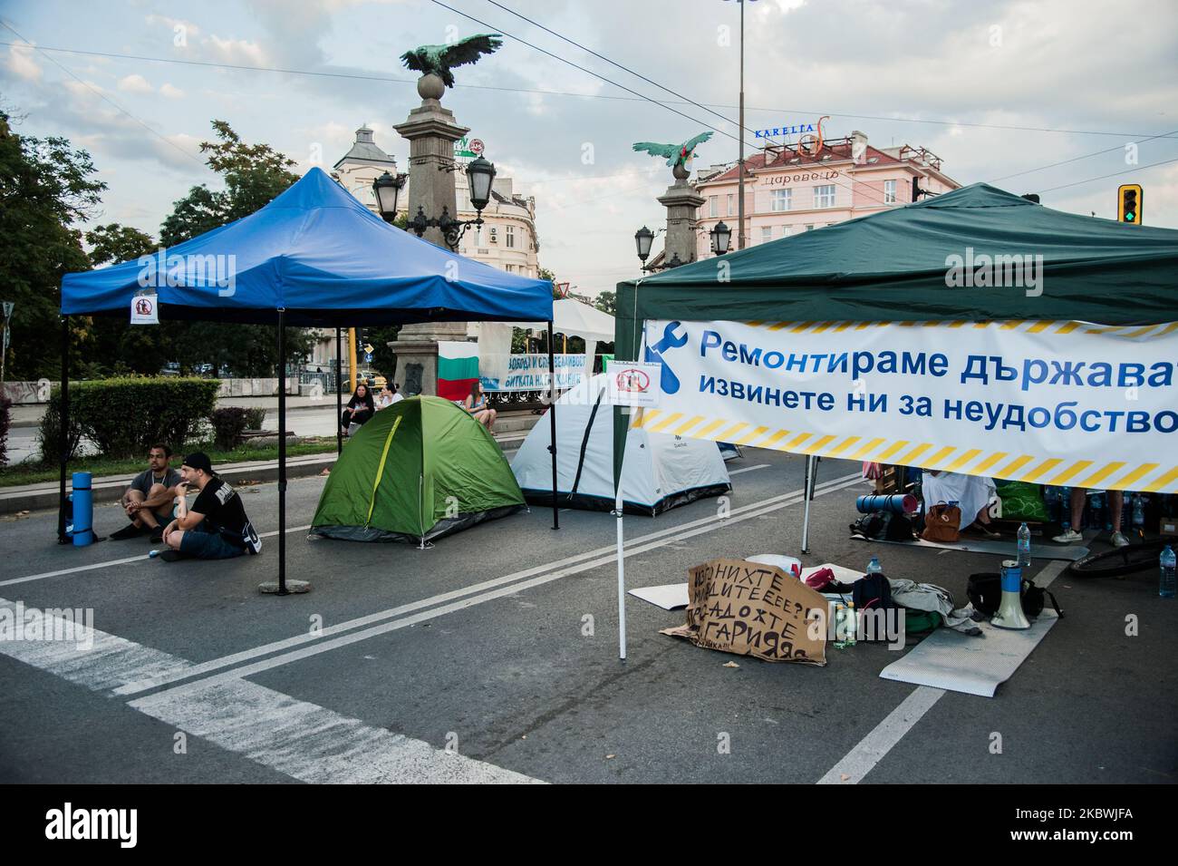 Il 1 agosto 2020, nella capitale bulgara di Sofia, si sono radunate persone per protestare contro la corruzione in Bulgaria. Hanno bloccato diversi viali principali e allestito un campo tenda. In alcune delle più grandi città della Bulgaria si tengono proteste contro il primo ministro Boyko Borissov, il governo governante, il procuratore capo e il direttore della televisione nazionale bulgara. In Bulgaria si stanno manifestando segnali contro la mafia e la corruzione. (Foto di Hristo Rusev/NurPhoto) Foto Stock