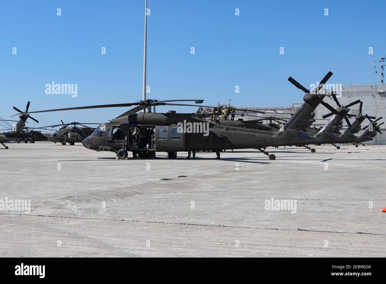 Truppe dell'esercito degli Stati Uniti d'America riuniscono e fissano i loro elicotteri dopo averli scaricati dalla nave ARC al porto di Alexandroupoli. Truppe della 101st Aviazione da combattimento aerea in uniforme sul lavoro di servizio sugli elicotteri e indossare maschere facciali come misure di prevenzione della sicurezza contro la diffusione di Coronavirus Covid-19 epidemia pandemica. La Brigata CAB 101 dell'esercito degli Stati Uniti arriva al porto di Alexandroupolis in Grecia per dispiegare soldati, manodopera, truppe, veicoli ed elicotteri per l'esercizio militare della NATO 2020 Atlantic Resolve. Il 23 luglio 2020 ad Alexandroupoli, Grecia. (Foto b Foto Stock