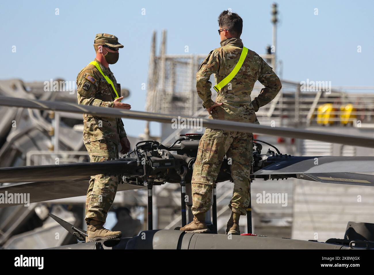 Truppe dell'esercito degli Stati Uniti d'America riuniscono e fissano i loro elicotteri dopo averli scaricati dalla nave ARC al porto di Alexandroupoli. Truppe della 101st Aviazione da combattimento aerea in uniforme sul lavoro di servizio sugli elicotteri e indossare maschere facciali come misure di prevenzione della sicurezza contro la diffusione di Coronavirus Covid-19 epidemia pandemica. La Brigata CAB 101 dell'esercito degli Stati Uniti arriva al porto di Alexandroupolis in Grecia per dispiegare soldati, manodopera, truppe, veicoli ed elicotteri per l'esercizio militare della NATO 2020 Atlantic Resolve. Il 23 luglio 2020 ad Alexandroupoli, Grecia. (Foto b Foto Stock