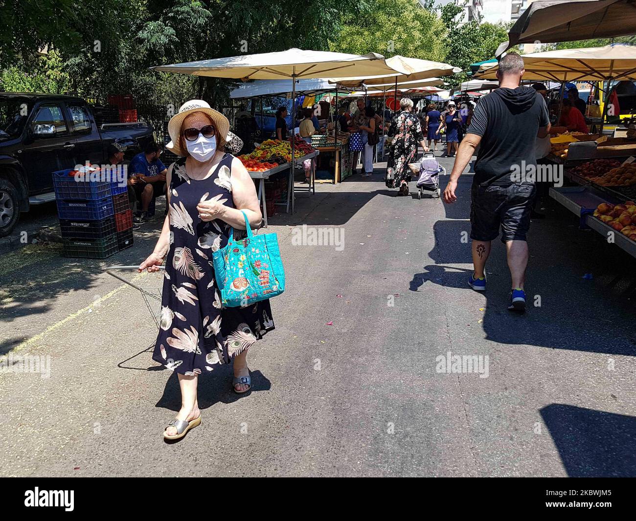 Una donna che indossa il facemask al mercatino delle pulci di Salonicco, Grecia, il 1 agosto 2020. Il pubblico greco ha iniziato a rilassarsi ed evitare l'obbligo di distensione sociale e di indossare le misure di sicurezza obbligatorie facemask a causa del Coronavirus Covid-19 epidemia pandemica durante uno dei giorni più caldi per l'estate, con la temperatura locale che raggiunge più di 40 gradi Celcius, un'ondata di caldo che forse darà il giorno più caldo dell'estate. La gente è vista in un mercato pubblico di strada senza una maschera di faccia, senza avere una distanza specifica e senza ogni venditore che ha soltanto un cliente come Foto Stock